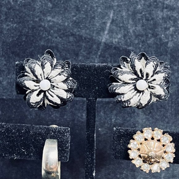 Lot of 5 Gold Tone Screw Back Earrings (4826) - Picture 2 of 8